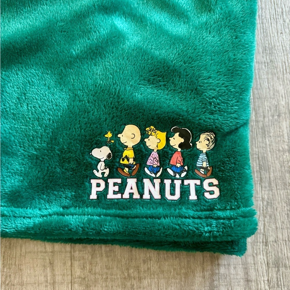 90’s vibe Peanuts Green Velour Shorts